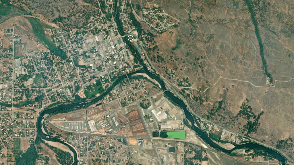 Aerial view of Riverside Court RV and Cabins and surroundings