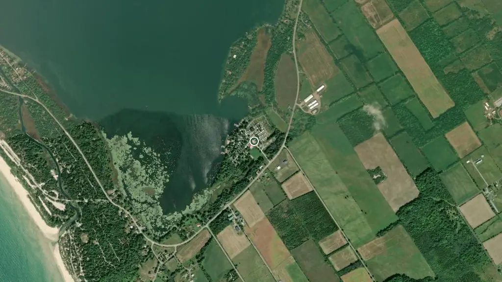 Aerial view of Lake Avenue RV Resort & Campground and surroundings